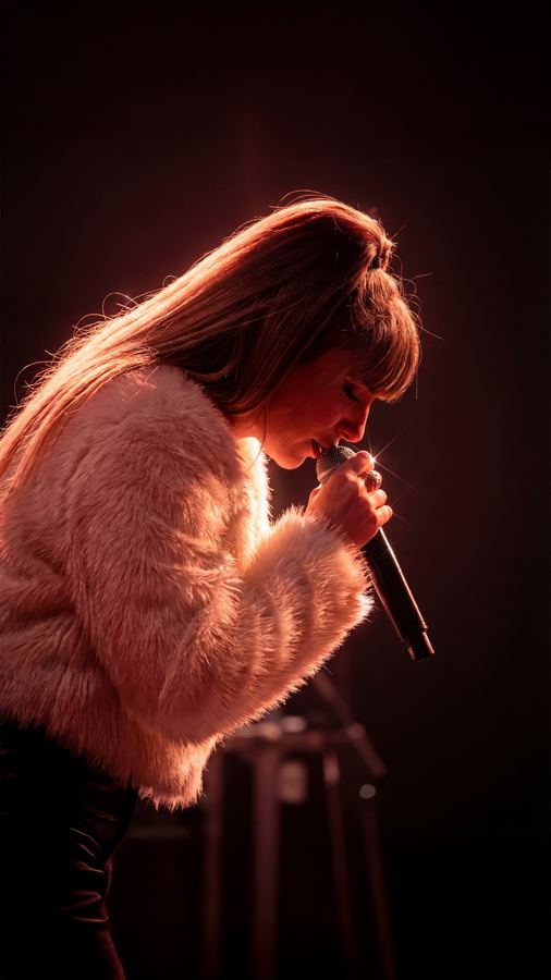 Chanteuse en contre-jour