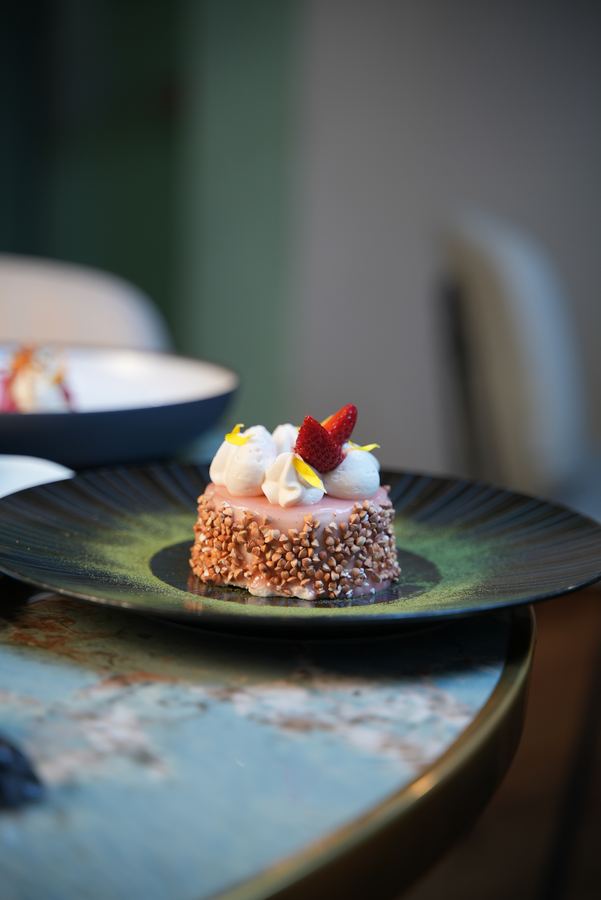 Entremets fraise sur assiette noire