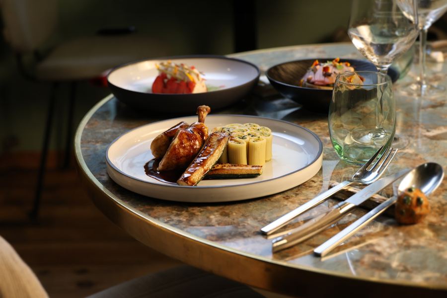 Plat chaud sur table en marbre