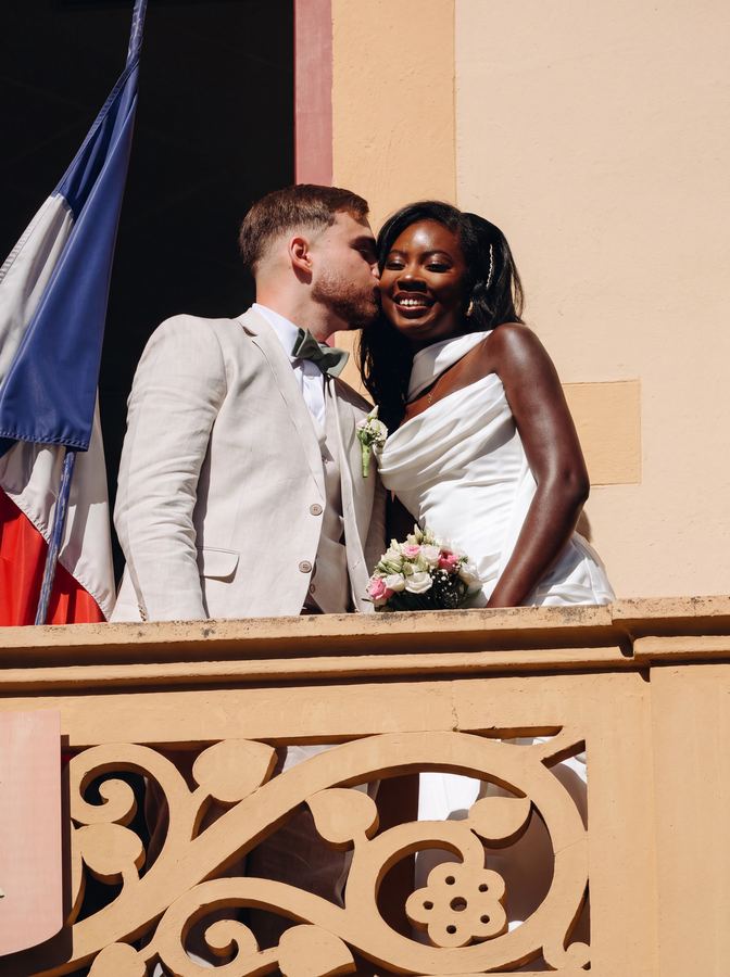 Bisou au balcon de la mairie