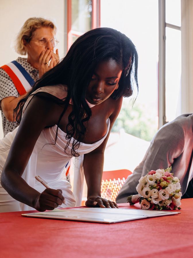 La mariée signe le registre