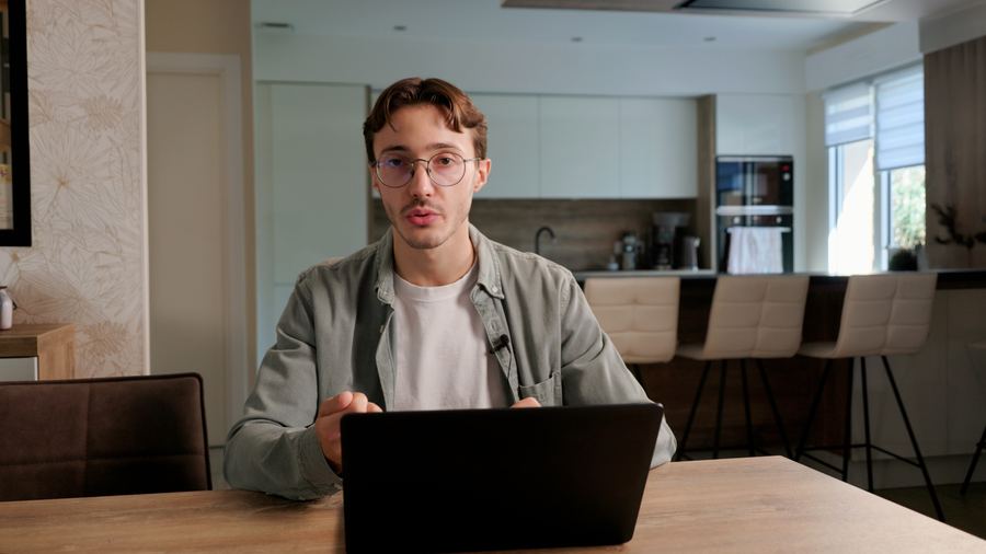 Interview face caméra dans une cuisine