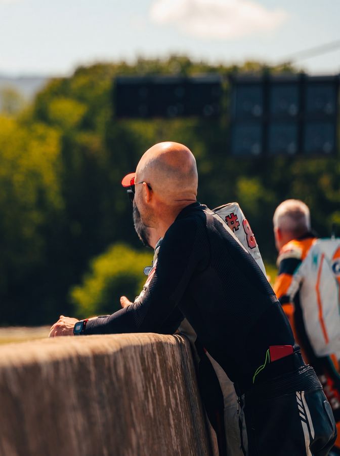 Pilotes qui regardent la piste