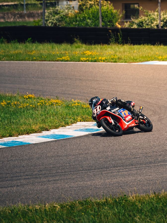 Moto en prise d'angle