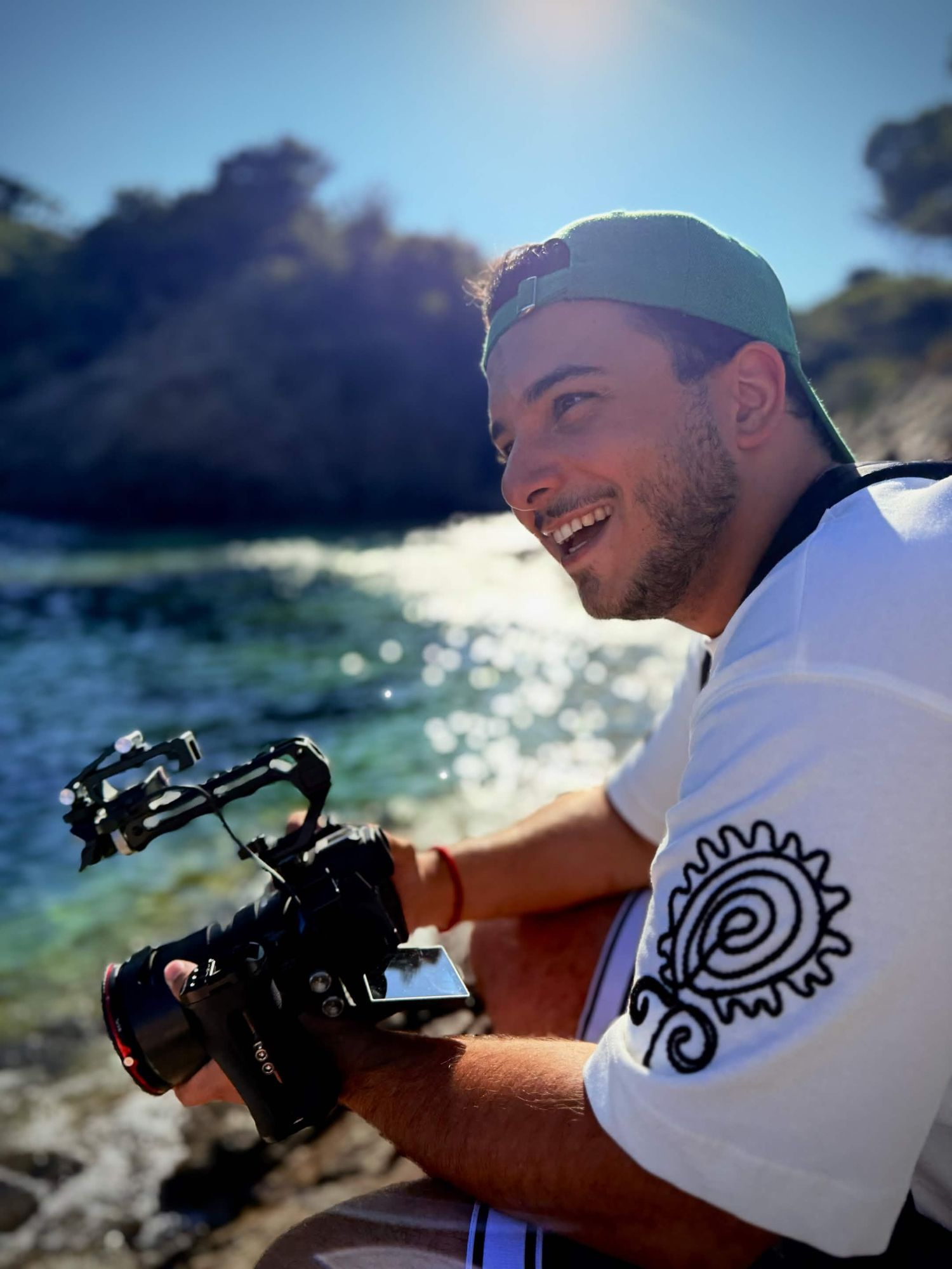 Thibault Delli-Colli, caméra à la main au bord de l'eau